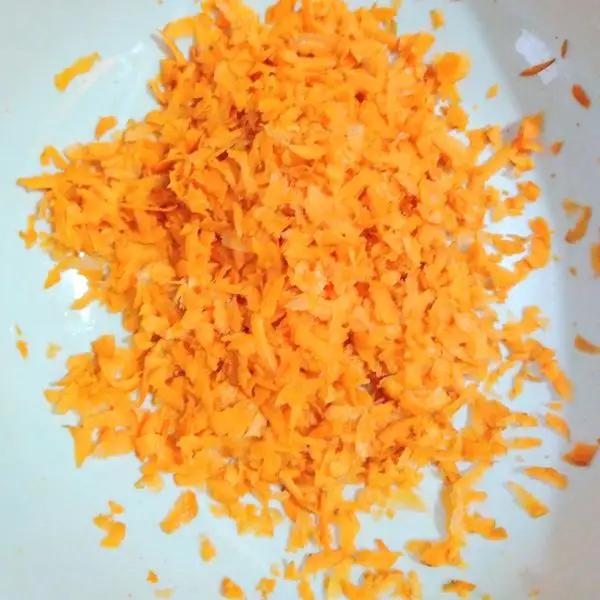 Immagine dello step: Tagliare ai lati e lavare le caroti.