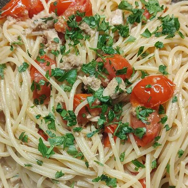 Immagine dello step: Lessare gli spaghetti per 7 minuti   (sempre al dente) e poi mantecateli con il condimento nella padella,  aggiungendo anche il prezzemolo tritato.