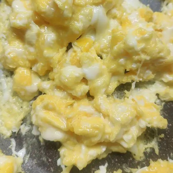 Immagine dello step: Preparare le uova strapazzate, in una padella con un filo di olio, e cuocere per 2 minuti salare.
