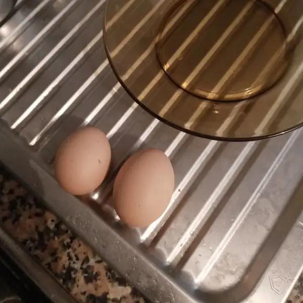 Immagine dello step: Alla fine cottura inserire l’uova sgusciate, spegnere il fuoco e aspettate 5 minuti senza toccare niente.