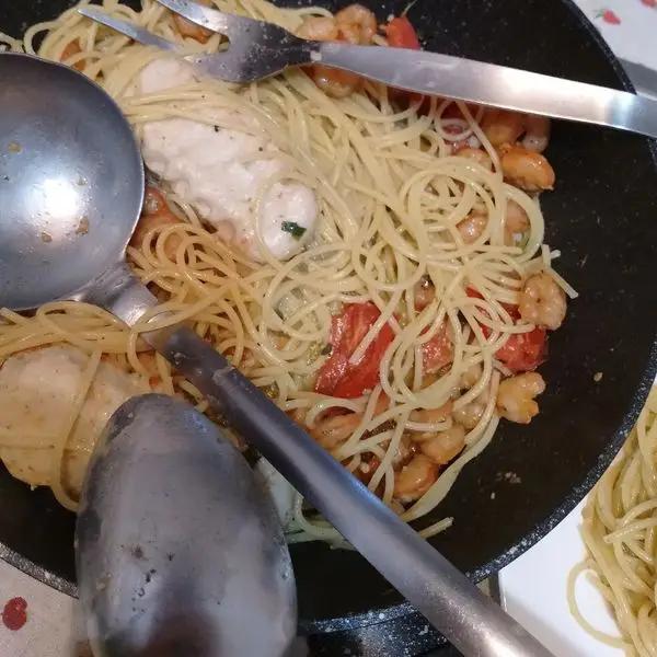 Immagine dello step: Cuocere gli spaghetti al dente e finire la cottura in padella