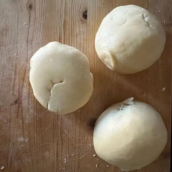 Immagine dello step: Lavorare bene gli ingredienti, una volta amalgamati iniziare ad incorporare farina, se necessaria aggiungerne altra fino a formare una palla omogenea.