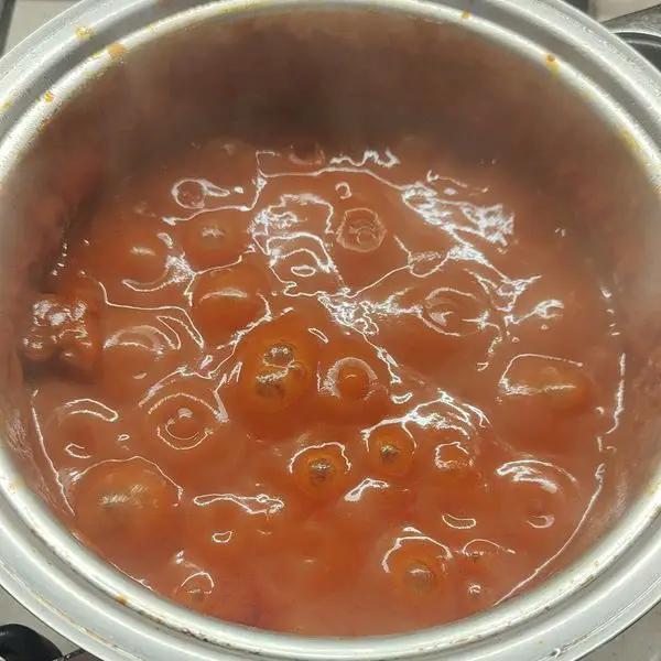 Immagine dello step: Prendere la passata versarla nella pentola con aglio ed olio. Cuocere per 5 minuti , poi aggiungere le lenticchie precotte. Far insaporire e aggiungere sale e prezzemolo.