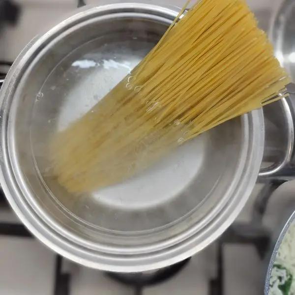 Immagine dello step: Cuocere gli spaghetti al dente per 8 minuti.