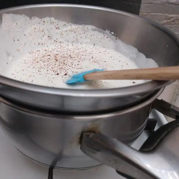 Immagine dello step: Preparare la crema a bagnomaria, con latte, burro, pecorino, pepe emulsionando con minipiner