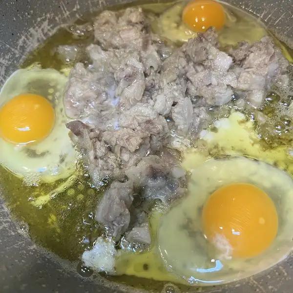 Immagine dello step: Mettere i cicoli in una padella con un po’ d’olio a sciogliere aggiungere le uova il sale il peperoncino