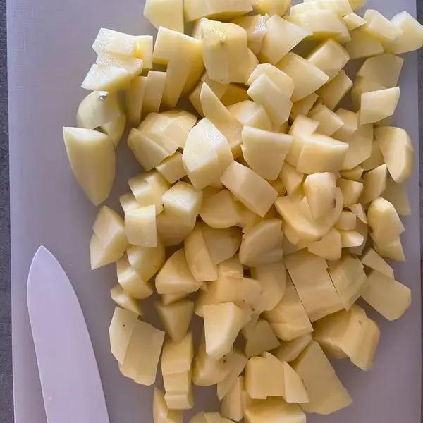 Immagine dello step: Taglia a cubetti le patate.