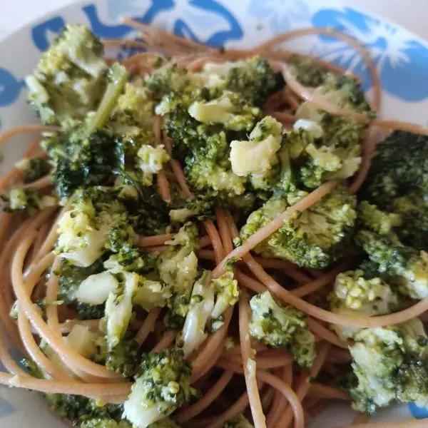 Immagine dello step: Quando sono cotti scoliamoli ed aggiungiamo gli broccoli e un po’ di olio e un pizzico di peperoncino.