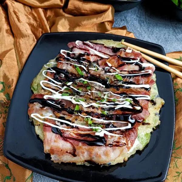 Immagine dello step: Prima di portare a tavola aggiungiamo un pò Katsuobushi in superficie, il pancake o frittella giapponese e pronta per essere gustata.