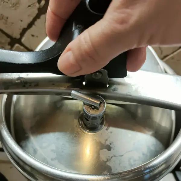 Immagine dello step: Aggiungere sale e pepe . Unire acqua e chiudere . Calcolare 45 minuti dal sibilo.