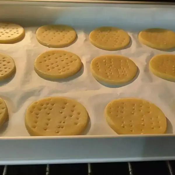 Immagine dello step: Preriscaldare il forno statico a 170/160 ° e cuocere per 10 minuti i biscotti . Poi lasciarli freddare.