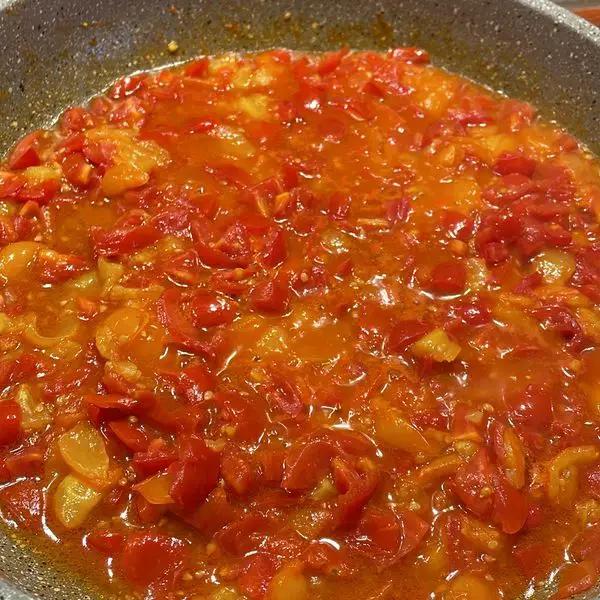 Immagine dello step: Lasciar cuocere una decina di minuti dopodiché aggiungere il concentrato di pomodoro, girare e aggiungere la nduja