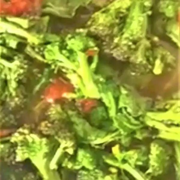 Immagine dello step: Cuocete i broccoli ben lavati e scolati, in padella con l'olio, l'aglio, il pomodoro tritato ed il prezzemolo con sale e pepe