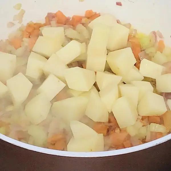 Immagine dello step: Ho fatto un trito di sedano e carote , poi ho sbucciato le patate e le ho tagliate a tocchetti piccoli .