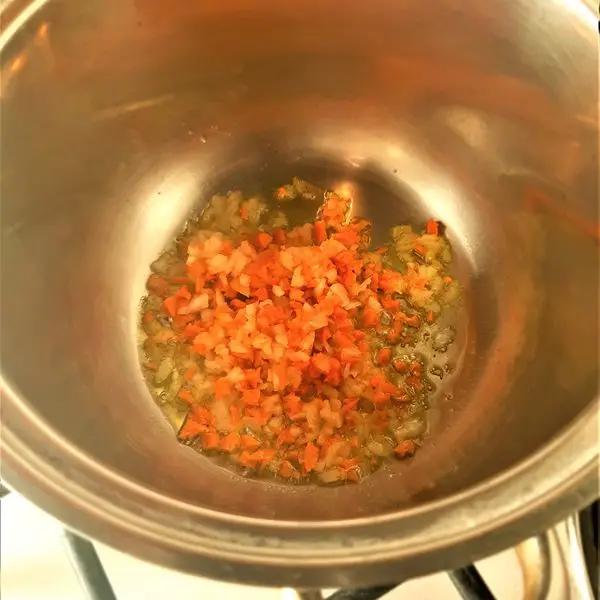 Immagine dello step: Quindi aggiungete sedano, carota e scalogno tritati, fate soffriggere  finché risulteranno appassite