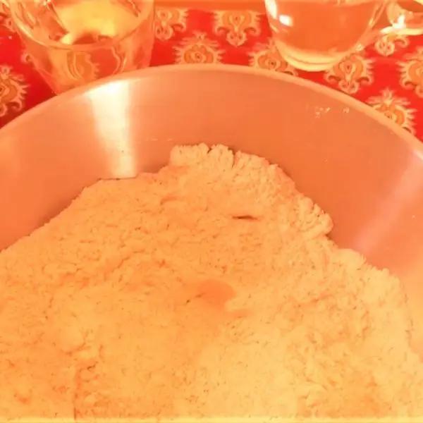 Immagine dello step: Mescolate la farina con lo zucchero semolato