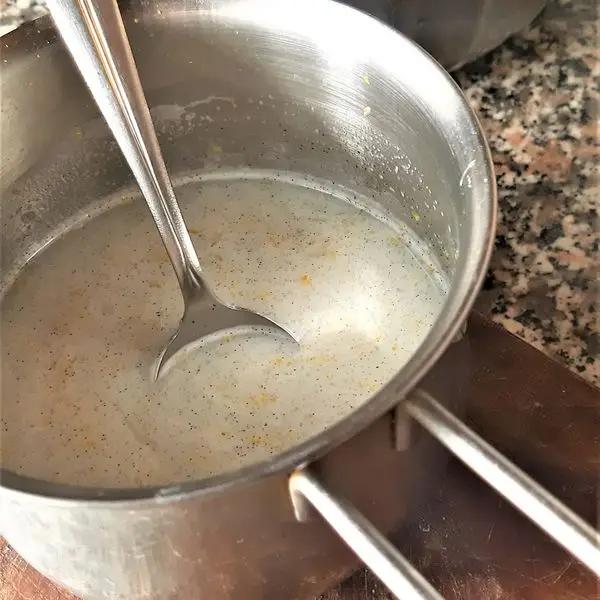 Immagine dello step: Scaldate il latte con la pasta vaniglia, pizzico di cannella e lo zucchero, senza portare a bollore.