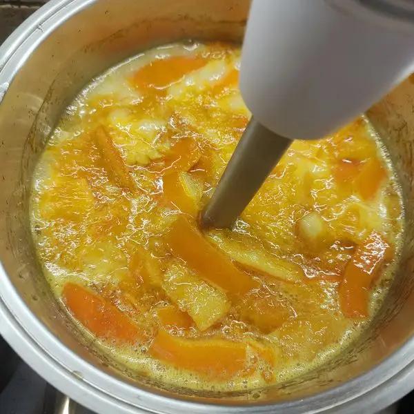 Immagine dello step: Mettere a cuocere, schiumare se occorre. Quasi a fine cottura, a piacere, potete frullare un po' la marmellata per ridurre i pezzi di arancia.