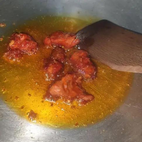 Immagine dello step: in una padella con un filo d’olio. Lasciate dorare l'aglio poi unite la ‘nduja .