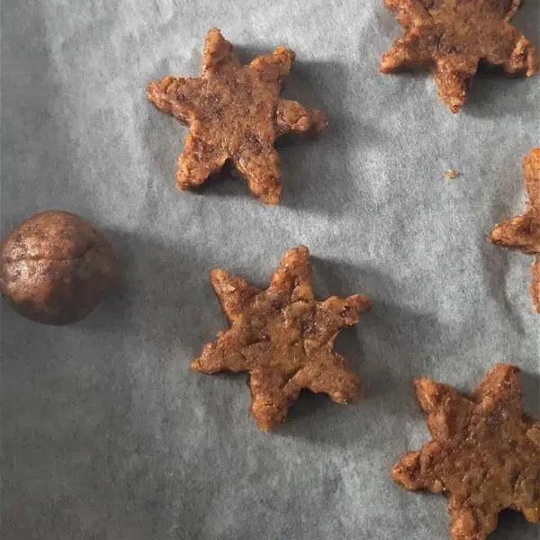 Immagine dello step: Ricavate dall'impasto i biscotti con la forma che desiderate e fateli cuocere in forno a 180° per 13 minuti. Fate raffreddare e spolverizzate i biscotti con lo zucchero a velo vanigliato.