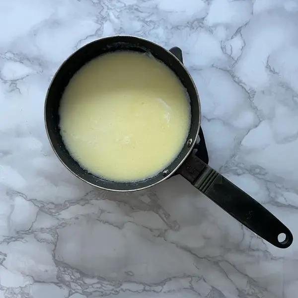 Immagine dello step: Scalda leggermente il latte con il burro