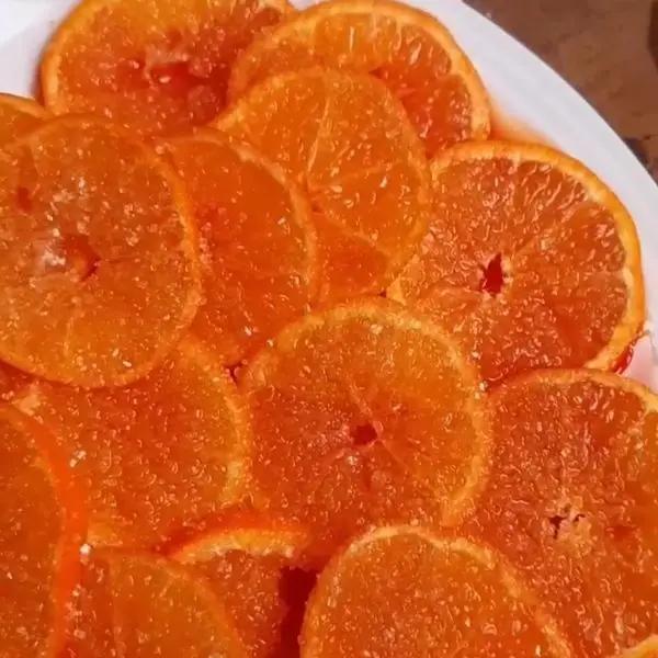 Immagine dello step: Intanto affettate le clementine con la buccia che farete macerare con il liquore e lo zucchero di canna