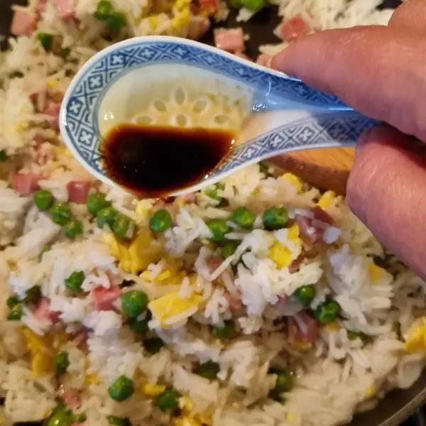 Immagine dello step: Ora unire il riso con gli altri ingredienti e mantecare per qualche minuto aggungendo la salsa di soia a chiudere.