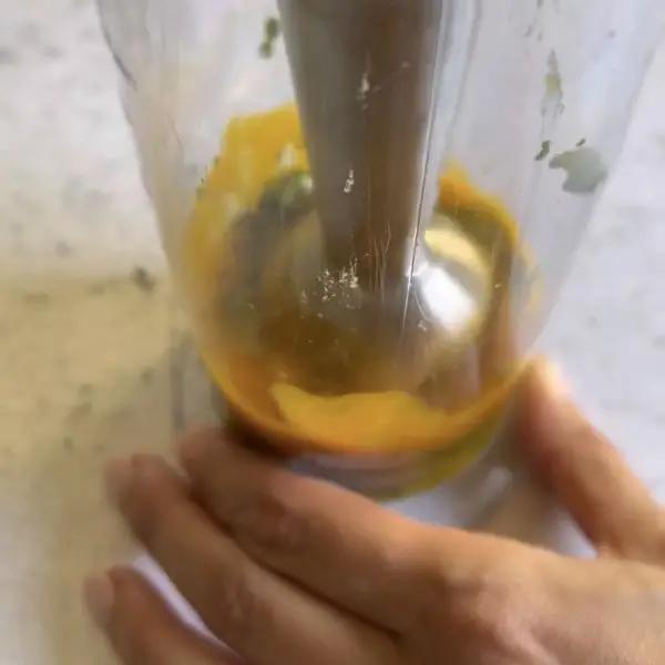 Immagine dello step: * frulla gli spinaci con i tuorli delle uova e un pizzico di sale