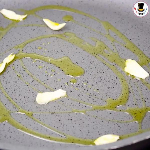 Immagine dello step: Ora affetta la cipolla e lo scalogno. Prendi una padella e metti l'olio evo a scaldare con lo spicchio d'aglio a pezzi.