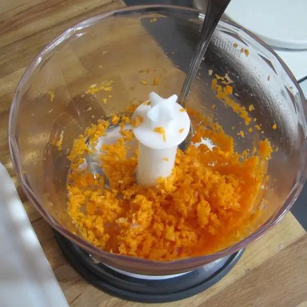 Immagine dello step: Pulite le carote e passatele al mixer. Versatele nella padella e cuocere per 5 minuti a fiamma medio bassa.