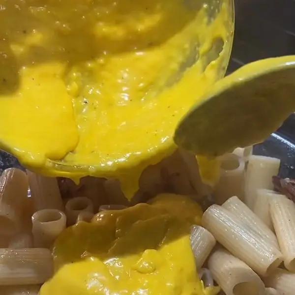 Immagine dello step: Aggiungi la crema di tuorli alla pasta, mescola per amalgamare il tutto.