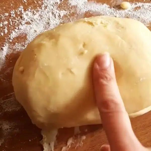 Immagine dello step: Unite la margarina fredda e incorporate la farina mescolata al lievito e alla vanillina. Formate un panetto morbido di pasta frolla
