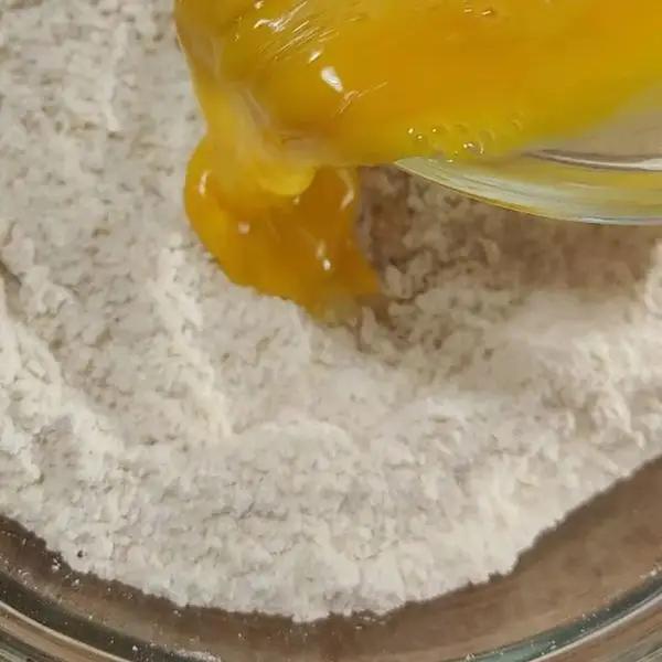 Immagine dello step: aggiungere  il miele e l'uovo leggermente sbattuto ed unire il burro freddo