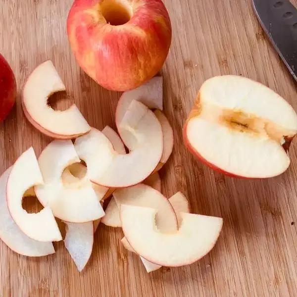 Immagine dello step: Tagliare a fettine sottili le mele e porle in una ciotola con del succo di limone