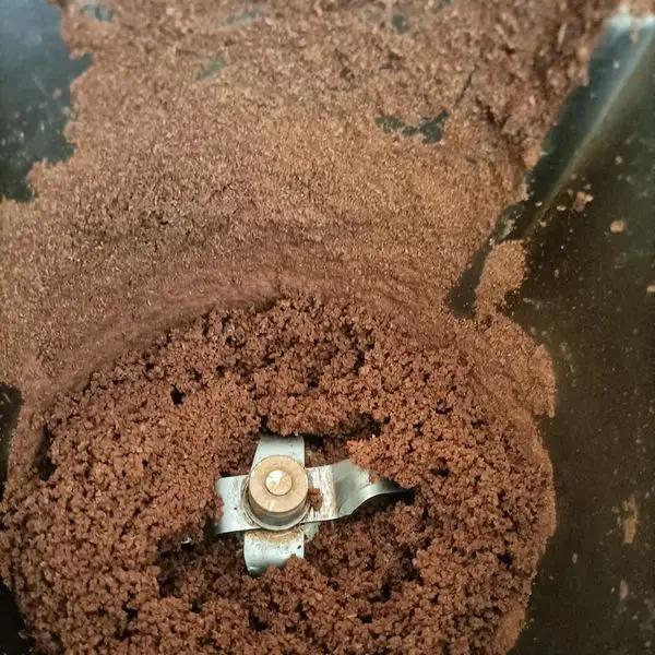 Immagine dello step: Triturare adesso il cioccolato fondente