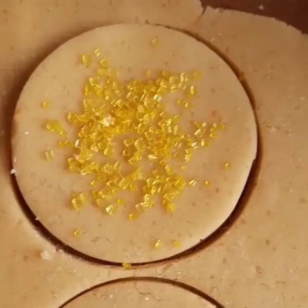 Immagine dello step: Stendete la frolla e formate con un coppapasta i biscotti; potete in alternativa delle clementine spolverare i biscotti con zucchero allo zenzero
