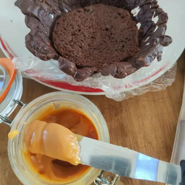 Immagine dello step: Mettere un disco nel cestino di cioccolato. Spennellare con lo sciroppo di zucchero ( potete aggiungere del liquore a piacere) e poi  versare il caramello salato.
