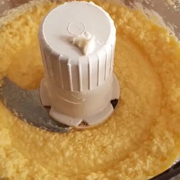 Immagine dello step: Montate le uova con lo zucchero e unite la margarina fredda in un mixer