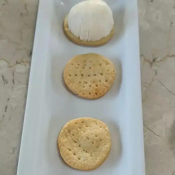 Immagine dello step: Assemblare il piatto posizionando alla base il biscotto e poi sopra la semisfera di parmigiano (messa 10 minuti nel frizzer per toglierla dallo stampo).