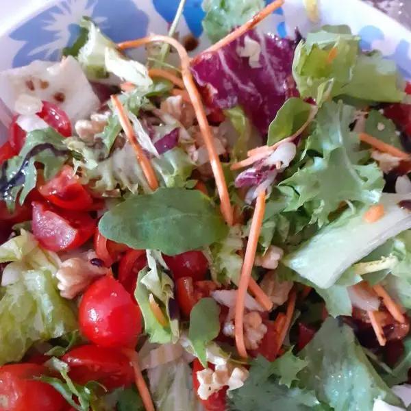 Immagine dello step: Prendere le due insalate e mettere i pomodori e la radice di zenzero e condire con olio e il sale e l’aceto balsamico.