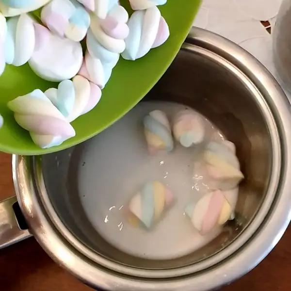 Immagine dello step: Versa in un pentolino il latte vegetale e i marshmallows.