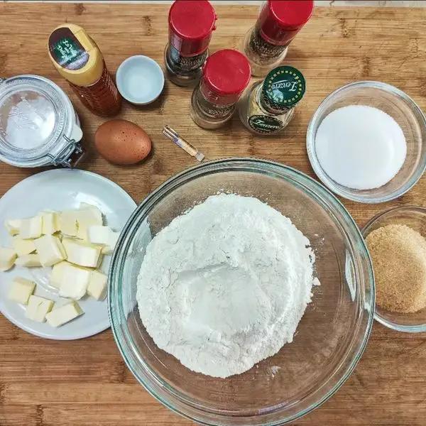 Immagine dello step: Impastare la farina con le polveri poi unire le spezie ed il bicarbonato ed il sale e mescolare