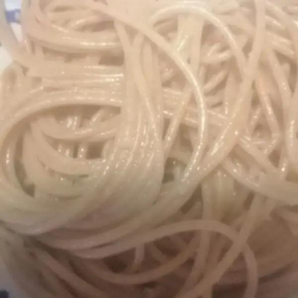 Immagine dello step: Quando gli spaghetti sono cotti lì prendiamo e li mettiamo nel composto preparato.