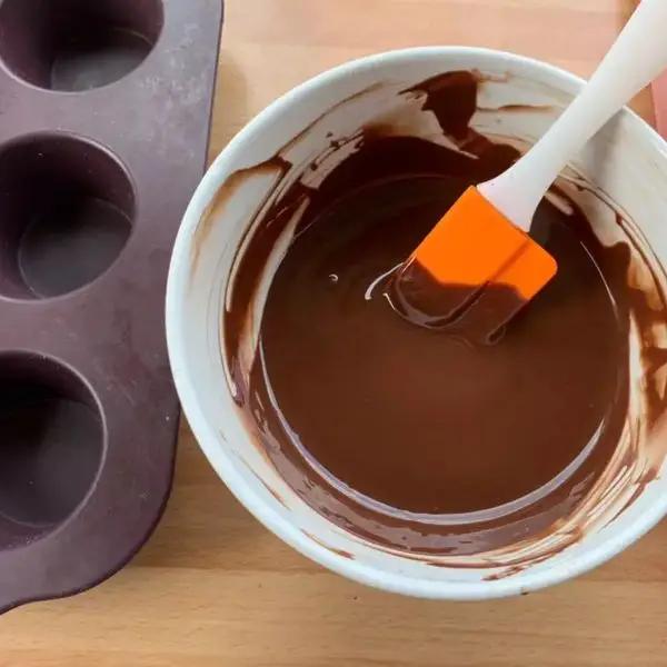 Immagine dello step: Fondere il cioccolato al microonde di 30 in 30 secondi in una ciotola capiente poi aggiungere l’olio ed emulsionare la glassa