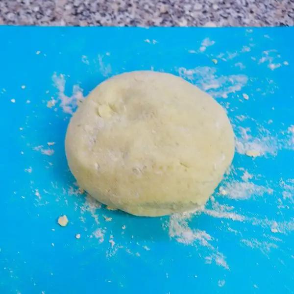 Immagine dello step: Sbucciate e frullate per bene la cipolla e successivamente unite tutti gli ingredienti (farina poco alla volta) e formate una palla morbida che non appiccica alle mani.
