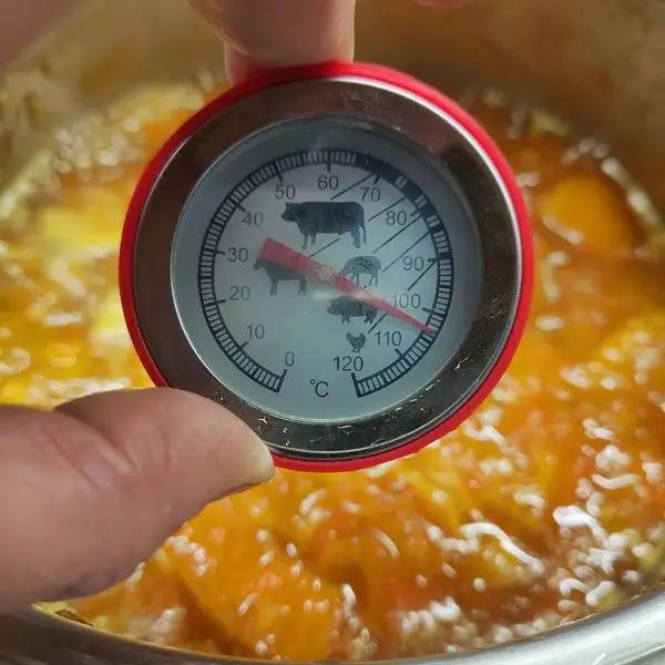 Immagine dello step: Quando la temperatura raggiunge i 105°(dopo 45 minuti dal bollore),  togliere dal fuoco e  versare la marmellata nei vasetti sterilizzati.