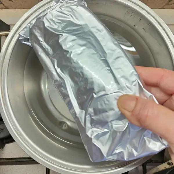 Immagine dello step: Mettere a cuocere il cotechino precotto in acqua fredda per 20 minuti circa