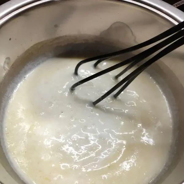 Immagine dello step: Mettere a scaldare il latte con il burro e la scorza di limone . Unire il semolino e girare velocemente per non creare grumi.