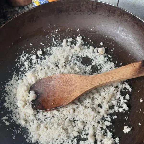 Immagine dello step: In una padella con il resto dell olio fate tostare il pane raffermo. Scolate la pasta al dente e conditela con la salsa di acciughe e con la mollica tostata