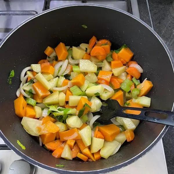 Immagine dello step: Filo d’olio , zucca 🎃 carota 🥕 patate 🥔 cipolla 🧅 sedano 🥬